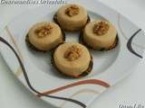 M'khabez au café vanille au glaçage café surmontés d'une noix gâteau algérien