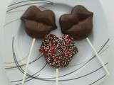 Sucettes au chocolat fourées aux smarties en forme de bouche