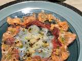 Carpaccio Saint Jacques, saumon et thon, combawa et crumble de tomates séchées