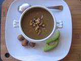 Bonne soupe de marrons et de champignons crus et cuits
