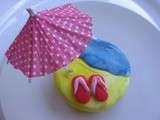 Idée de cadeau gourmand cool : le cupcake plage avec ses tongs