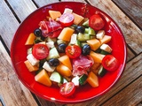 Salade aux tomates, melon, pastèque, féta et jambon cru