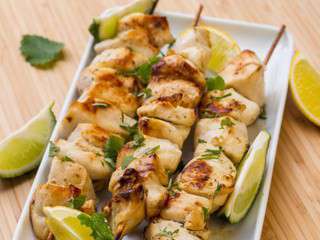 Brochettes de poulet marinées à l’huile d’olive et au citron