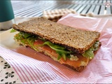 Sandwich pain de seigle aubergine et truite fumée