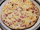 Pizza au fromage à raclette, pommes de terre et bacon