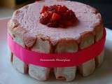 Charlotte aux fraises et biscuits roses