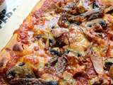 Pizza thon champignons anchois et mozzarella