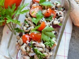 Salade de haricots oeil noir, thon et oignon rouge