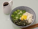 Nouilles udon chaudes à l’oeuf cru (kamatama udon)