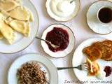 Petit déjeuner russe: vareneki, sirniki et kacha