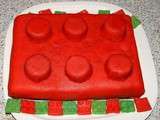 Gâteau en forme de brique de Lego, recouvert de pâte d'amande