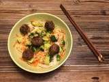 Boulettes de boeuf au beurre de cacahuètes sur vermicelles de riz