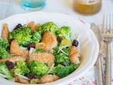 Salade de brocolis, poulet pané et canneberges séchées