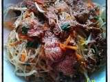 Salade tiède au boeuf mariné sauce soja , germes de haricots mungo  vermicelles de riz  sésame et carottes  râpées