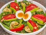 Salade complète de pois chiches aux légumes d’été et aux œufs