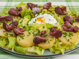 Salade de pommes de terre nouvelles aux gésiers et œufs pochés
