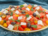 Salade estivale pastèque, tomates cerises, olives et fêta