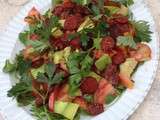 Salade au chorizo, tomates, avocat et jeunes pousses d’epinards