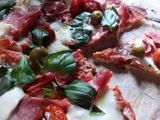 Pizza Au Jambon Cuit Italien, Tomates Cerises, Olives Et Basilic