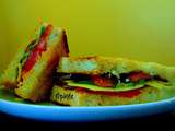 Sandwich tomate-patate douce-avocat