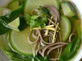 Bouillon de thé matcha aux nouilles soba et légumes verts, une soupe « détox’ » à décliner selon vos envies