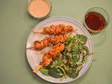 Brochettes de poulet Teriyaki et salade de pousse d'épinards sauce sésame
