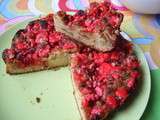 Gâteau à la rhubarbe et aux pralines roses