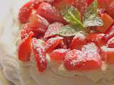Pavlova aux fraises et à la rhubarbe