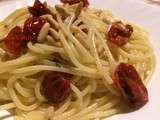 Spaghettis aux tomates-cerises séchées,ail et pignons (recette rapide)