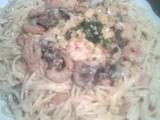 Spaghetti aux crevettes et champignons de Paris à la sauce blanche