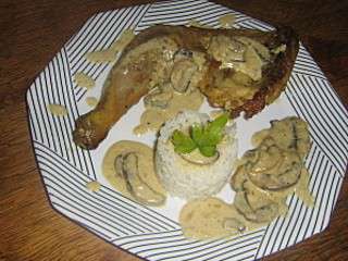 Cuisses de pintade, sauce aux champignons