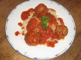 Spaghettis aux boulettes et à la sauce tomate