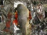 Papillote de bar aux olives, tomates et basilic