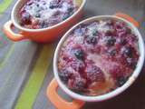 Petits clafoutis de fruits rouges en cocottes