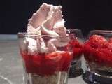 Verrine de framboises à la mousse de mûres