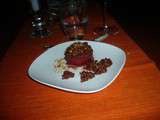 Dîner 1: Aujourd’hui c’est moi qui cuisine!Pêches caramélisées avec mousse au chocolat piquant et praliné maison