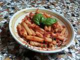 Pâtes piquantes avec thon, sauce tomate, olives et câpres - La Cuisine dans la chambre