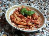 Pâtes piquantes avec thon, sauce tomate, olives et câpres