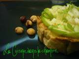 Tarte aux pommes, vertes et jaunes, avec noisettes et amandes