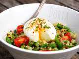 Salade de quinoa et boulgour aux légumes verts et oeuf mollet