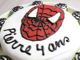 Gâteau d'anniversaire Superman et cupcakes chocolatés et finition toile d'araignée