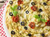 Pizza torsadée à la tapenade d'olives vertes, tomates demi séchées, olives noires et mozzarella