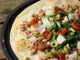 Rio Mare: Pizza blanche au thon à l'huile d'olive, asperges vertes, tomates demi séchées et copeaux de parmesan