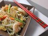 Salade asiatique au poulet et gambas, légumes croquants en vinaigrette