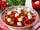 Salade de fraises, tomates cerises et boconcini