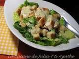 Salade César au poulet grillé avec sauce à salade César maison style Sauce Renée’s Gourmet, croutons et bacon (poitrine fumée) maison