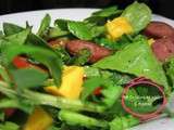 Salade tomates cerises, mangue, herbes fraîches et chorizo ou fromage