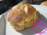 Sandwich Aux Oeufs Crémeux Avec Pain Kaiser