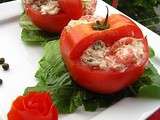 Tomates farcies à la salade de thon, pommes de terre, oeufs et tzatziki