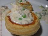 Vol-au-vent maison avec sauce au poulet, champignons et petits pois